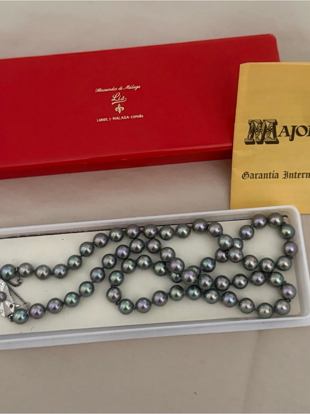 Grey Pearl Strand Necklace - Elegant Iridescent Pearls - Picture 3 of 6